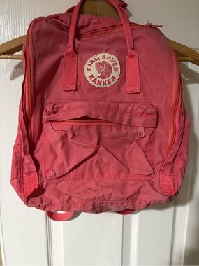 Fjallraven Kanken Backpack in Pink